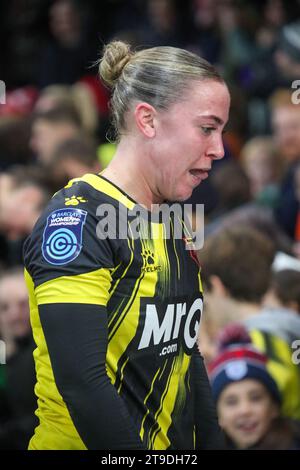 Watford, Royaume-Uni. 19 novembre 2023. Watford, Angleterre, 19 novembre 2023 une joueuse de Watford signe son équipement de fan après le match du championnat de football américain Barclays entre Watford et Sheffield United à Vicarage Road à Watford, Angleterre (Will Hope/SPP) crédit : SPP Sport Press photo. /Alamy Live News Banque D'Images