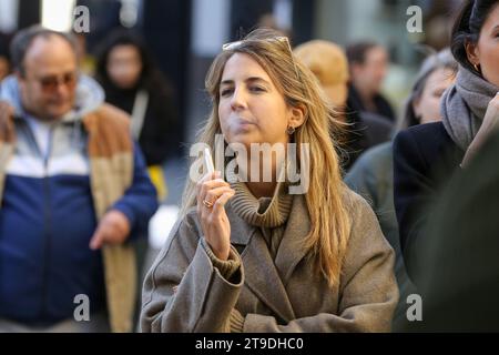 Londres, Royaume-Uni. 24 novembre 2023. Une femme fume une cigarette électronique dans Oxford Street, dans le centre de Londres. (Photo Steve Taylor/SOPA Images/Sipa USA) crédit : SIPA USA/Alamy Live News Banque D'Images