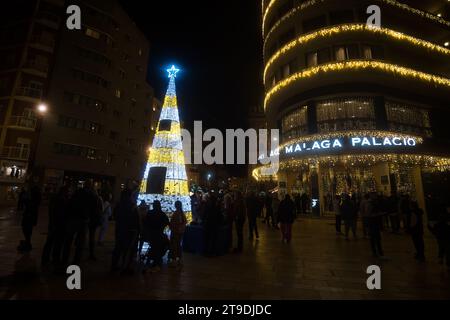 Malaga, Espagne. 24 novembre 2023. Un arbre de Noël est vu illuminé dans la rue lors de l'allumage de l'éclairage de Noël. Chaque année, la ville de Malaga allume ses lumières de Noël pour marquer le début de la saison de Noël, où des milliers de personnes se rassemblent dans le centre-ville pour voir une nouvelle décoration de Noël et des spectacles de lumière. Selon le site Web European Best destination, Malaga ville a l'un des meilleurs éclairage de Noël en Europe. Crédit : SOPA Images Limited/Alamy Live News Banque D'Images