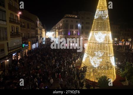 Malaga, Espagne. 24 novembre 2023. Une vue générale montre l'éclairage de Noël pendant l'allumage de l'éclairage de Noël sur la place Plaza de la Constitucion. Chaque année, la ville de Malaga allume ses lumières de Noël pour marquer le début de la saison de Noël, où des milliers de personnes se rassemblent dans le centre-ville pour voir une nouvelle décoration de Noël et des spectacles de lumière. Selon le site Web European Best destination, Malaga ville a l'un des meilleurs éclairage de Noël en Europe. (Photo Jesus Merida/SOPA Images/Sipa USA) crédit : SIPA USA/Alamy Live News Banque D'Images