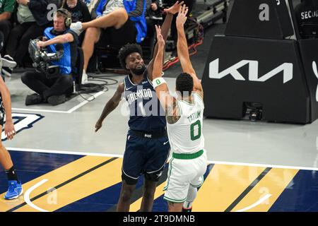 Orlando, Floride, États-Unis, 24 novembre 2023, le joueur des Celtics de Boston, Jayson Tatum #0, fait un tir alors que Jonathan Isaac #1 tente de bloquer au Amway Center. (Crédit photo : Marty Jean-Louis/Alamy Live News Banque D'Images