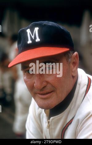 WEST PALM BEACH, FL - MARS, 1956 : le Manager Fred Haney #2 des Braves de Milwaukee pose pour un portrait dans le pige lors d'un match d'entraînement de printemps MLB vers Mars, 1956 à West Palm Beach, Floride. (Photo de Hy Peskin) *** Légende locale *** Fred Haney Banque D'Images