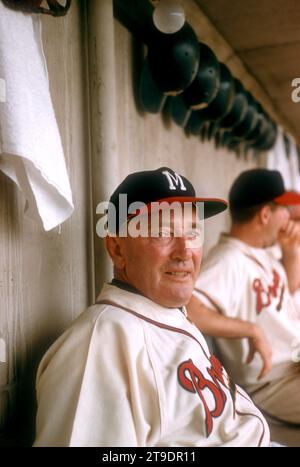 WEST PALM BEACH, FL - MARS 1956 : le Manager Fred Haney #2 des Braves de Milwaukee pose pour un portrait alors qu'il est assis sur le banc dans la pige lors d'un match MLB Spring Training circa Mars 1956 à West Palm Beach, Floride. (Photo de Hy Peskin) *** Légende locale *** Fred Haney Banque D'Images
