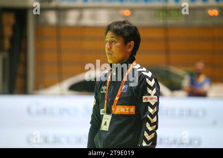 Santander, Espagne. 24 novembre 2023. L'entraîneur japonais Shigeo Kusumoto lors de la 1e Journée du Tournoi international féminin espagnol 2023 entre l'Espagne et le Japon, le 24 novembre 2023, au Palacio de Deportes de Santander, à Santander, Espagne. (Photo Alberto Brevers/Pacific Press) crédit : Pacific Press Media production Corp./Alamy Live News Banque D'Images