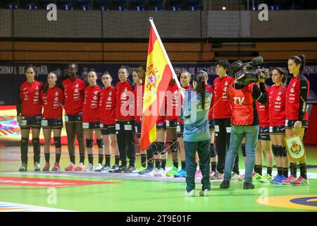 Santander, Espagne. 24 novembre 2023. L'équipe espagnole écoutant l'hymne national lors de la 1e Journée du Tournoi international féminin d'Espagne 2023 entre l'Espagne et le Japon, le 24 novembre 2023, au Palais des Sports de Santander, à Santander, en Espagne. (Photo Alberto Brevers/Pacific Press) crédit : Pacific Press Media production Corp./Alamy Live News Banque D'Images