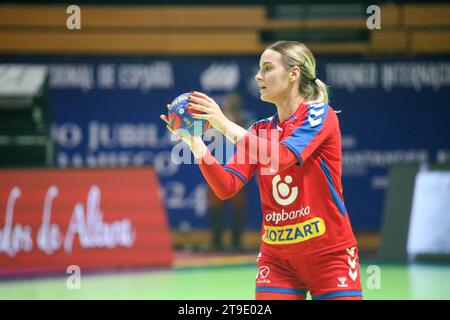 Santander, Espagne. 24 novembre 2023. La joueuse serbe Jovana Jovoviä (22 ans) avec le ballon lors de la 1e Journée du Tournoi international féminin d'Espagne 2023 entre l'Argentine et la Serbie, le 24 novembre 2023, au Palacio de Deportes Santander, à Santander, Espagne. (Photo Alberto Brevers/Pacific Press) crédit : Pacific Press Media production Corp./Alamy Live News Banque D'Images