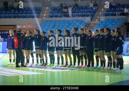 Santander, Cantabrie, Espagne. 24 novembre 2023. Santander, Espagne, le 24 novembre 2023 : l'équipe nationale Argentine écoute l'hymne lors de la 1e Journée du Tournoi international féminin espagnol 2023 entre l'Argentine et la Serbie, le 24 novembre 2023, au Palais des Sports de Santander, à Santander, en Espagne (crédit image : © Alberto Brevers/Pacific Press via ZUMA Press Wire) À USAGE ÉDITORIAL UNIQUEMENT ! Non destiné à UN USAGE commercial ! Banque D'Images