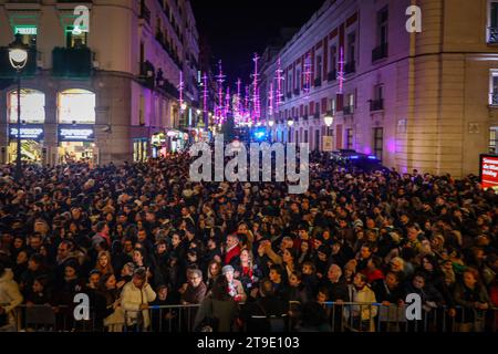 Madrid, Espagne. 23 novembre 2023. Des foules attendent que les lumières de Noël soient allumées dans les rues entourant la Plaza de la Puerta del sol à Madrid. Crédit : SOPA Images Limited/Alamy Live News Banque D'Images