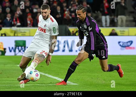 Cologne, Allemagne. 24 novembre 2023. Jeff Chabot (L) du FC Cologne rivalise avec Leroy Sane du Bayern Munich lors du match de 12e tour de division de première Bundesliga entre le FC Cologne et le Bayern Munich à Cologne, en Allemagne, le 24 novembre 2023. Crédit : Ulrich Hufnagel/Xinhua/Alamy Live News Banque D'Images