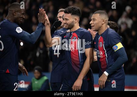 Paris, France. 24 novembre 2023. Les joueurs du Paris Saint-Germain célèbrent lors du match de football de Ligue française 1 entre le Paris-Saint Germain (PSG) et L’AS Monaco au Parc de Prines à Paris, France, le 24 novembre 2023. Crédit : Jack Chan/Xinhua/Alamy Live News Banque D'Images