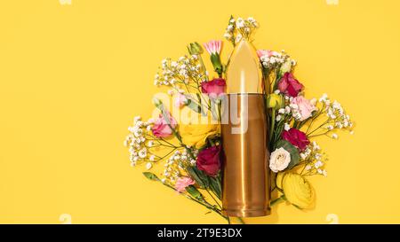 Pacifisme et mouvement de non-violence. Grosse balle et bouquet de fleurs différentes sur fond jaune. Banque D'Images