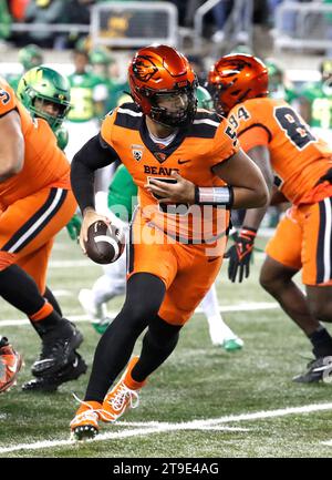 Autzen Stadium, Eugene, OREGON, États-Unis. 24 novembre 2023. Oregon State Beavers quarterback DJ Uiagalelei (5) lors du match de football de la NCAA entre les Oregon State Beavers et les Ducks de l'Université d'Oregon au stade Autzen, Eugene, OREGON. Larry C. Lawson/CSM/Alamy Live News Banque D'Images