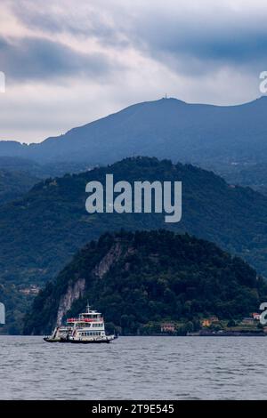 Le ferry Navigazione Laghi porte-voitures 'Ghisallo' approche de la ville italienne de Bellagio sur le lac de Côme, Lombardie, Italie. Banque D'Images