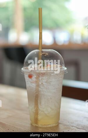 Un verre de soda citron sur la table, avec fond bokeh du café Banque D'Images