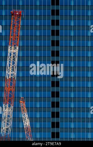 Grues de chantier devant des gratte-ciel à Shibuya, Tokyo, Japon. Banque D'Images