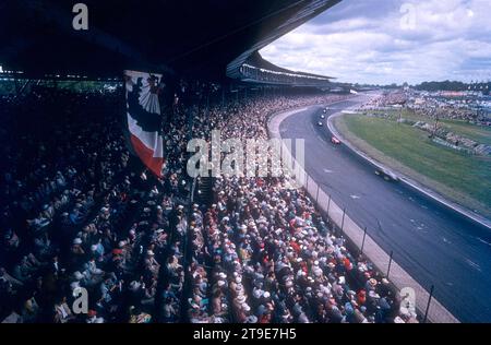 INDIANAPOLIS, IN - 30 MAI 1955 : vue générale comme course de voitures autour de la piste lors de la 39th Indianapolis 500 le 30 mai 2018 au Indianapolis Speedway à Indianapolis, Indiana. (Photo de Hy Peskin) Banque D'Images