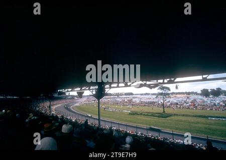 INDIANAPOLIS, IN - 30 MAI 1955 : vue générale comme course de voitures autour de la piste lors de la 39th Indianapolis 500 le 30 mai 2018 au Indianapolis Speedway à Indianapolis, Indiana. (Photo de Hy Peskin) Banque D'Images
