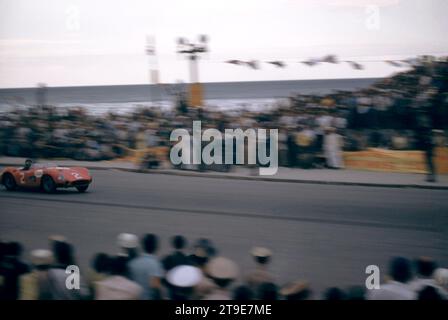 LA HAVANE, CUBA - FÉVRIER 24 : Juan Manuel Fangio (1911-1995) pilote les courses Maserati 300S dans les rues de la Havane lors du Grand Prix de Cuba 1957 le 24 février 1957 à la Havane, Cuba. Fangio gagnerait la course. (Photo de Hy Peskin) *** Légion locale *** Juan Manuel Fangio Banque D'Images