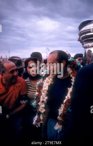 LA HAVANE, CUBA - FÉVRIER 24 : Juan Manuel Fangio (1911-1995) pilote de la Maserati 300S célèbre sa victoire au Grand Prix de Cuba 1957 le 24 février 1957 à la Havane, Cuba. (Photo de Hy Peskin) *** Légion locale *** Juan Manuel Fangio Banque D'Images