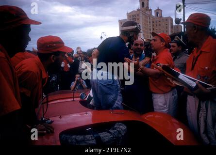 HAVANA, CUBA - FÉVRIER 24 : Juan Manuel Fangio (1911-1995) pilote de la Maserati 300S sort de sa voiture après le Grand Prix de Cuba 1957 le 24 février 1957 à la Havane, Cuba. Fangio gagnerait la course. (Photo de Hy Peskin) *** Légion locale *** Juan Manuel Fangio Banque D'Images