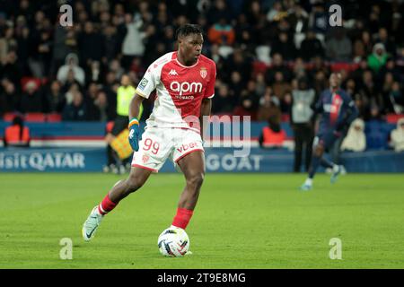 Paris, France. 24 novembre 2023. Wilfried Singo de Monaco lors du match de championnat de France de Ligue 1 entre le Paris Saint-Germain et L'AS Monaco le 24 novembre 2023 au Parc des Princes à Paris, France - photo Jean Catuffe/DPPI crédit : DPPI Media/Alamy Live News Banque D'Images