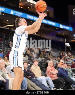 24 novembre 2023 - le gardien des Toreros de San Diego Deven Dahlke #11 fait un saut lors d'un match entre les Red Wolves de l'Arkansas et les Toreros de San Diego lors de l'Arisure Invitational à l'Arisure Arena de Palm Springs, CA - Michael Sullivan/CSM (crédit image : © Michael Sullivan/Cal Sport Media) Banque D'Images