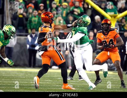 Autzen Stadium, Eugene, OREGON, États-Unis. 24 novembre 2023. Le quarterback des Oregon State Beavers DJ Uiagalelei (5) tente de repousser le front défensif des Oregon Ducks Brandon Dorlus (3) lors du match de football NCAA entre les Oregon State Beavers et les University of Oregon Ducks au stade Autzen, Eugene, OR. Larry C. Lawson/CSM/Alamy Live News Banque D'Images