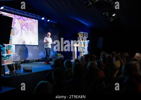 Hay-on-Wye, pays de Galles, Royaume-Uni. Vendredi 24 novembre 2023. Le mathématicien Marcus du Sautoy parle au Hay Festival Winter Weekend. Crédit : Sam Hardwick/Alamy Live News. Banque D'Images