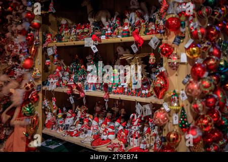 Strasbourg, France - 3 juin 2023 : exposition pleine d'ornements de Noël colorés et de jouets à vendre dans une boutique de souvenirs de la vieille ville Banque D'Images