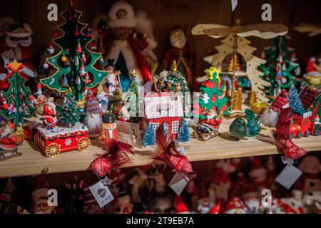 Strasbourg, France - 3 juin 2023 : exposition pleine d'ornements de Noël colorés et de jouets à vendre dans une boutique de souvenirs de la vieille ville Banque D'Images