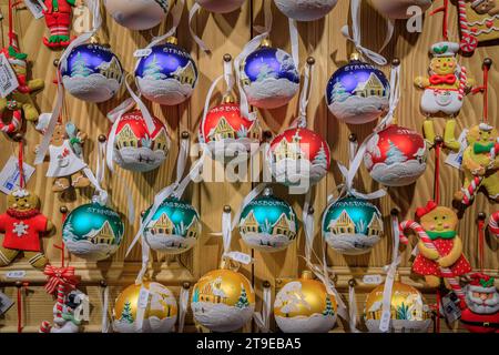 Strasbourg, France - 3 juin 2023 : exposition pleine d'ornements de Noël colorés et de jouets à vendre dans une boutique de souvenirs de la vieille ville Banque D'Images