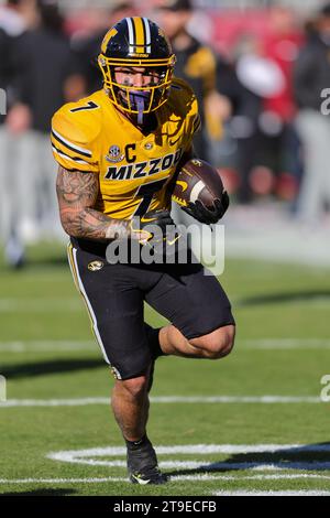 24 novembre 2023 : Cody Schrader #7 Tigers Running ramène le ballon sur le terrain. Le Missouri bat l'Arkansas 48-14 à Fayetteville, AR. Richey Miller/CSM Banque D'Images