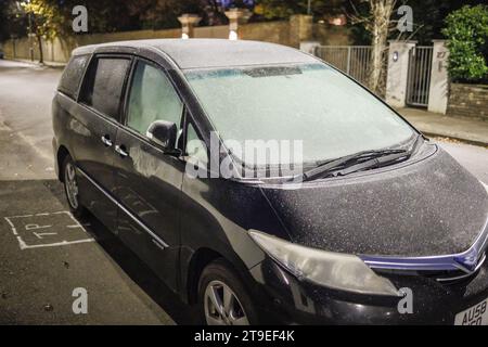 Londres, Royaume-Uni. 25 novembre 2023. Le gel couvre une voiture à Richmond, au sud de Londres, alors que les températures dans la capitale chutent à zéro pour la première fois cet automne. Dans certaines parties du Royaume-Uni, les températures pourraient chuter jusqu'à -7C au cours du week-end. Crédit photo : Ben Cawthra/Sipa USA crédit : SIPA USA/Alamy Live News Banque D'Images