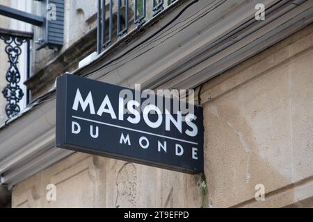 Bordeaux , France - 11 16 2023 : maisons du monde vitrine marque logo et signe texte sur le magasin de façade de la chaîne de décoration française Banque D'Images