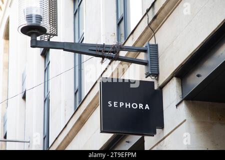 Bordeaux , France - 11 16 2023 : boutique de mode de marque de logo de vitrine Sephora et magasin de signe de texte sur la façade boutique célèbre chaîne française de cosmétiques Banque D'Images