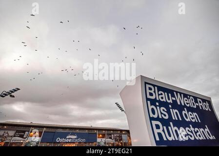 Ein Tansporter mit einer Werbetafel steht am Samstag am Morgen vor dem Rostocker Ostseestadion. Heute treffen die beiden Nord-Zweitligisten Hansa Rostock und dem FC St. Pauli in der Hansestadt aufeinander. Die Polizei sichert das Hochrisiko-Spiel mit Hunderten Beamten der Landespolizei Mecklenburg-Vorpommern, aus Hamburg sowie von der Bundespolizei ab. Die partie ist mit 27 000 Zuschauern ausverkauft. ROSTOCK *** Un pétrolier avec un panneau d'affichage se dresse devant Rostocks Ostseestadion samedi matin aujourd'hui, les deux équipes de deuxième division Hansa Rostock et FC St Pauli se rencontrent dans la ville hanséatique TH Banque D'Images