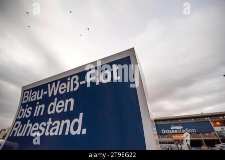 Ein Tansporter mit einer Werbetafel steht am Samstag am Morgen vor dem Rostocker Ostseestadion. Heute treffen die beiden Nord-Zweitligisten Hansa Rostock und dem FC St. Pauli in der Hansestadt aufeinander. Die Polizei sichert das Hochrisiko-Spiel mit Hunderten Beamten der Landespolizei Mecklenburg-Vorpommern, aus Hamburg sowie von der Bundespolizei ab. Die partie ist mit 27 000 Zuschauern ausverkauft. ROSTOCK *** Un pétrolier avec un panneau d'affichage se dresse devant Rostocks Ostseestadion samedi matin aujourd'hui, les deux équipes de deuxième division Hansa Rostock et FC St Pauli se rencontrent dans la ville hanséatique TH Banque D'Images