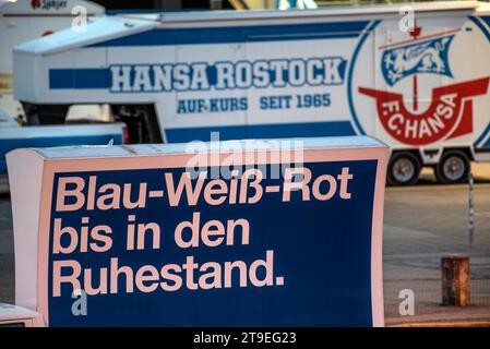 Ein Tansporter mit einer Werbetafel steht am Samstag am Morgen vor dem Rostocker Ostseestadion. Heute treffen die beiden Nord-Zweitligisten Hansa Rostock und dem FC St. Pauli in der Hansestadt aufeinander. Die Polizei sichert das Hochrisiko-Spiel mit Hunderten Beamten der Landespolizei Mecklenburg-Vorpommern, aus Hamburg sowie von der Bundespolizei ab. Die partie ist mit 27 000 Zuschauern ausverkauft. ROSTOCK *** Un pétrolier avec un panneau d'affichage se dresse devant Rostocks Ostseestadion samedi matin aujourd'hui, les deux équipes de deuxième division Hansa Rostock et FC St Pauli se rencontrent dans la ville hanséatique TH Banque D'Images