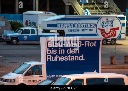 Ein Tansporter mit einer Werbetafel steht am Samstag am Morgen vor dem Rostocker Ostseestadion. Heute treffen die beiden Nord-Zweitligisten Hansa Rostock und dem FC St. Pauli in der Hansestadt aufeinander. Die Polizei sichert das Hochrisiko-Spiel mit Hunderten Beamten der Landespolizei Mecklenburg-Vorpommern, aus Hamburg sowie von der Bundespolizei ab. Die partie ist mit 27 000 Zuschauern ausverkauft. ROSTOCK *** Un pétrolier avec un panneau d'affichage se dresse devant Rostocks Ostseestadion samedi matin aujourd'hui, les deux équipes de deuxième division Hansa Rostock et FC St Pauli se rencontrent dans la ville hanséatique TH Banque D'Images