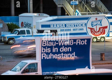 Ein Tansporter mit einer Werbetafel steht am Samstag am Morgen vor dem Rostocker Ostseestadion. Heute treffen die beiden Nord-Zweitligisten Hansa Rostock und dem FC St. Pauli in der Hansestadt aufeinander. Die Polizei sichert das Hochrisiko-Spiel mit Hunderten Beamten der Landespolizei Mecklenburg-Vorpommern, aus Hamburg sowie von der Bundespolizei ab. Die partie ist mit 27 000 Zuschauern ausverkauft. ROSTOCK *** Un pétrolier avec un panneau d'affichage se dresse devant Rostocks Ostseestadion samedi matin aujourd'hui, les deux équipes de deuxième division Hansa Rostock et FC St Pauli se rencontrent dans la ville hanséatique TH Banque D'Images