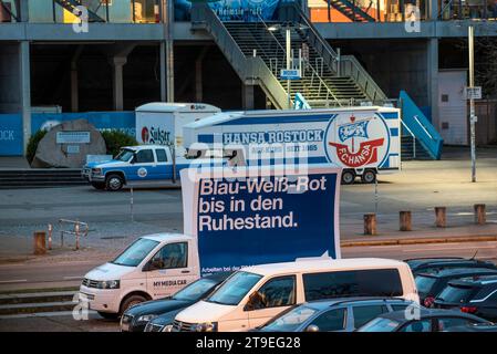 Ein Tansporter mit einer Werbetafel steht am Samstag am Morgen vor dem Rostocker Ostseestadion. Heute treffen die beiden Nord-Zweitligisten Hansa Rostock und dem FC St. Pauli in der Hansestadt aufeinander. Die Polizei sichert das Hochrisiko-Spiel mit Hunderten Beamten der Landespolizei Mecklenburg-Vorpommern, aus Hamburg sowie von der Bundespolizei ab. Die partie ist mit 27 000 Zuschauern ausverkauft. ROSTOCK *** Un pétrolier avec un panneau d'affichage se dresse devant Rostocks Ostseestadion samedi matin aujourd'hui, les deux équipes de deuxième division Hansa Rostock et FC St Pauli se rencontrent dans la ville hanséatique TH Banque D'Images