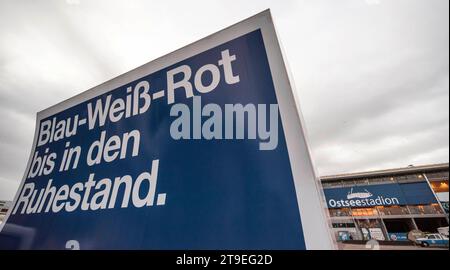 Ein Tansporter mit einer Werbetafel steht am Samstag am Morgen vor dem Rostocker Ostseestadion. Heute treffen die beiden Nord-Zweitligisten Hansa Rostock und dem FC St. Pauli in der Hansestadt aufeinander. Die Polizei sichert das Hochrisiko-Spiel mit Hunderten Beamten der Landespolizei Mecklenburg-Vorpommern, aus Hamburg sowie von der Bundespolizei ab. Die partie ist mit 27 000 Zuschauern ausverkauft. ROSTOCK *** Un pétrolier avec un panneau d'affichage se dresse devant Rostocks Ostseestadion samedi matin aujourd'hui, les deux équipes de deuxième division Hansa Rostock et FC St Pauli se rencontrent dans la ville hanséatique TH Banque D'Images