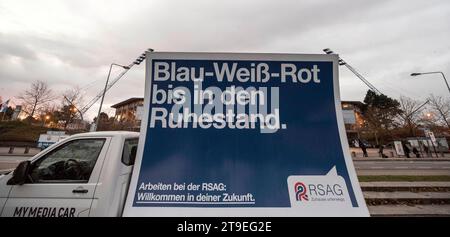 Ein Tansporter mit einer Werbetafel steht am Samstag am Morgen vor dem Rostocker Ostseestadion. Heute treffen die beiden Nord-Zweitligisten Hansa Rostock und dem FC St. Pauli in der Hansestadt aufeinander. Die Polizei sichert das Hochrisiko-Spiel mit Hunderten Beamten der Landespolizei Mecklenburg-Vorpommern, aus Hamburg sowie von der Bundespolizei ab. Die partie ist mit 27 000 Zuschauern ausverkauft. ROSTOCK *** Un pétrolier avec un panneau d'affichage se dresse devant Rostocks Ostseestadion samedi matin aujourd'hui, les deux équipes de deuxième division Hansa Rostock et FC St Pauli se rencontrent dans la ville hanséatique TH Banque D'Images