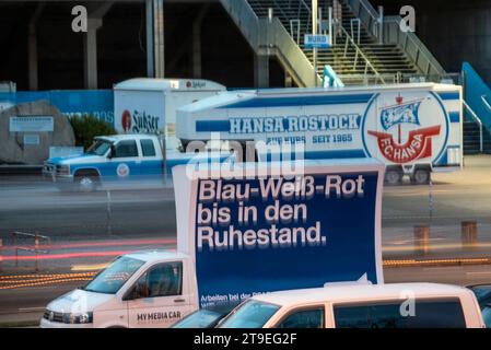 Ein Tansporter mit einer Werbetafel steht am Samstag am Morgen vor dem Rostocker Ostseestadion. Heute treffen die beiden Nord-Zweitligisten Hansa Rostock und dem FC St. Pauli in der Hansestadt aufeinander. Die Polizei sichert das Hochrisiko-Spiel mit Hunderten Beamten der Landespolizei Mecklenburg-Vorpommern, aus Hamburg sowie von der Bundespolizei ab. Die partie ist mit 27 000 Zuschauern ausverkauft. ROSTOCK *** Un pétrolier avec un panneau d'affichage se dresse devant Rostocks Ostseestadion samedi matin aujourd'hui, les deux équipes de deuxième division Hansa Rostock et FC St Pauli se rencontrent dans la ville hanséatique TH Banque D'Images