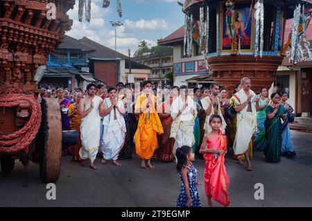 Un groupe de fidèles contourne Balakrishna (Balkrishna) Temple ou Sri Krishna Math dans le sens horaire ; Udipi (Udupi), Karnataka, Inde Banque D'Images