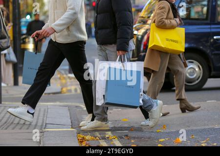 Londres, Royaume-Uni. 25 novembre 2023. Les acheteurs marchent sur Oxford Street pendant les ventes du Black Friday à Londres, en Grande-Bretagne, le 24 novembre 2023. Crédit : Xinhua/Alamy Live News Banque D'Images