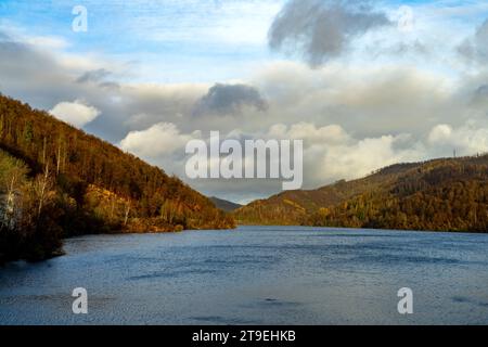 Die Odertalsperre im Harz BEI Bad Lauterberg, Niedersachsen, Deutschland | le réservoir Odertalsperre dans les montagnes du Harz près de Bad Lauterberg, L Banque D'Images