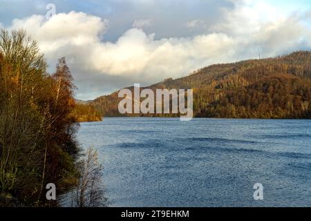 Die Odertalsperre im Harz BEI Bad Lauterberg, Niedersachsen, Deutschland | le réservoir Odertalsperre dans les montagnes du Harz près de Bad Lauterberg, L Banque D'Images