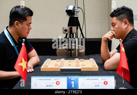 Houston, États-Unis. 24 novembre 2023. Meng Chen, de Chine (à droite), concourt contre Lai Ly Huynh, du Vietnam, lors du match individuel masculin de la 9e ronde au 18e Championnat du monde de Xiangqi à Houston, au Texas, aux États-Unis, le 24 novembre 2023. Crédit : Chen Chen/Xinhua/Alamy Live News Banque D'Images