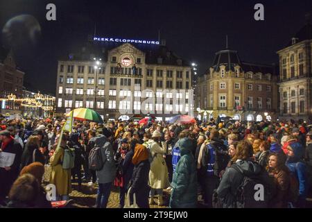 Amsterdam, pays-Bas. 24 novembre 2023. Les gens organisent une manifestation contre le racisme et la discrimination après que le Parti d'extrême droite pour la liberté (PVV) a pris la tête des élections générales néerlandaises sur la place du Dam à Amsterdam, pays-Bas, le 24 novembre 2023. Photo de Taib Mouneb/ABACAPRESS.COM crédit : Abaca Press/Alamy Live News Banque D'Images